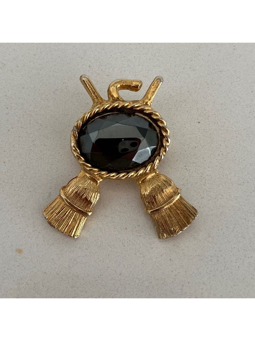 VINTAGE Curling Brooch Pin Faceted Stone Gold Tone Metal Curling Rock Brooms